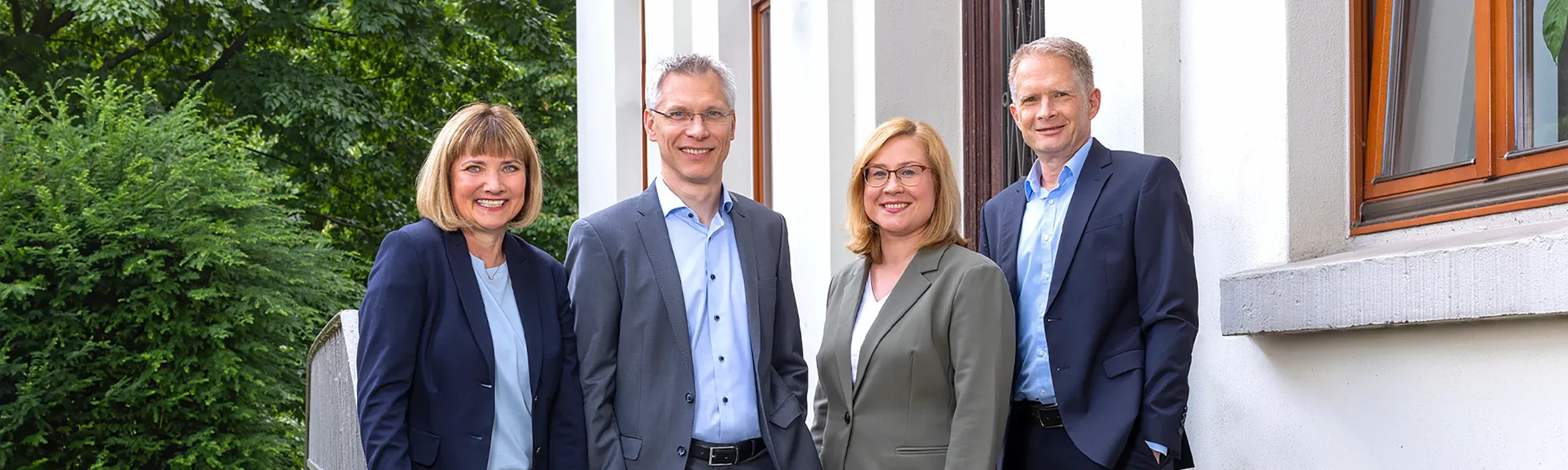Elke Evertz, Andy Goßrau, Magdalena Schulz und Thomas Heidberg vor der Kanzlei