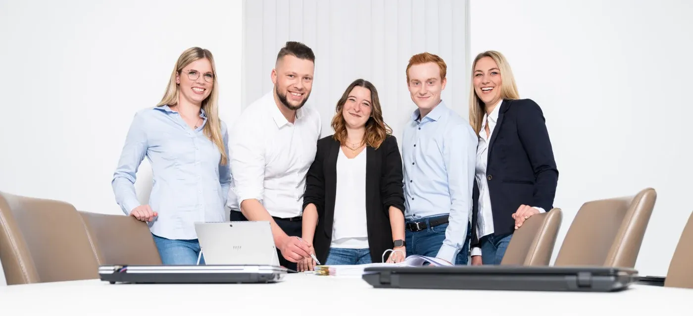 Kolleginnen und Kollegen der Kanzlei im Besprechungsraum
